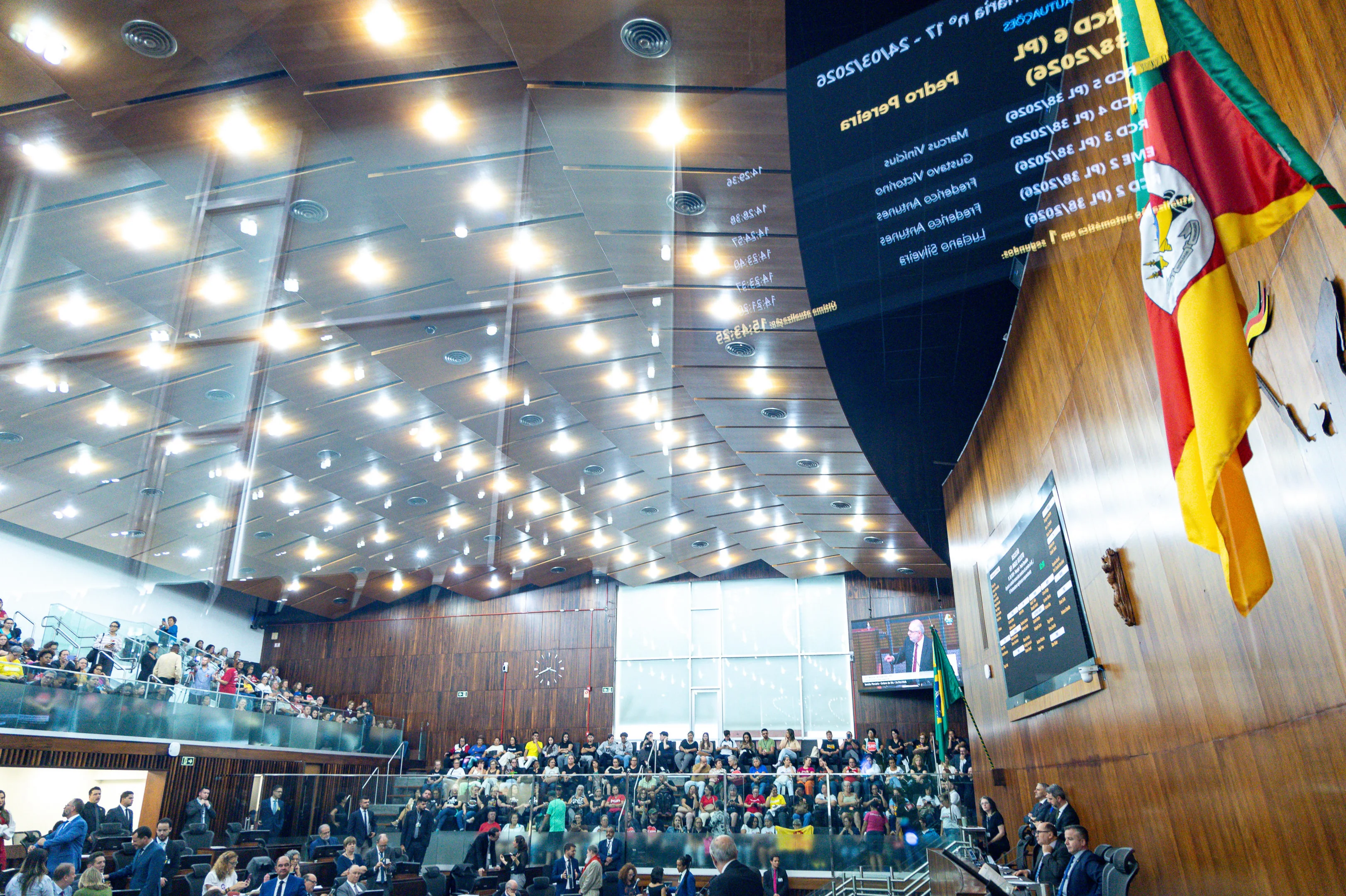 Legisladores discutem aumento salário mínimo estadual em plenário.