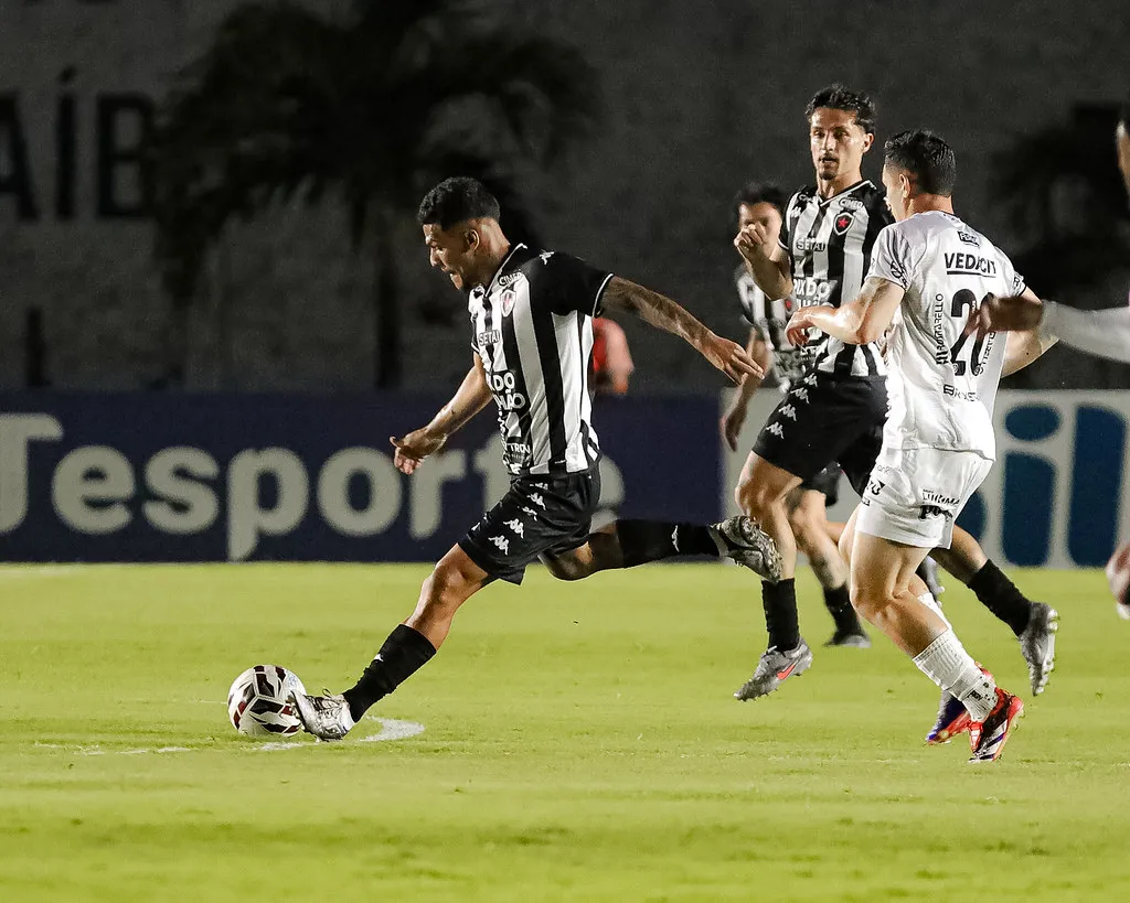 Jogadores do Inter de Limeira celebram gol em vitória contra o Botafogo-PB.