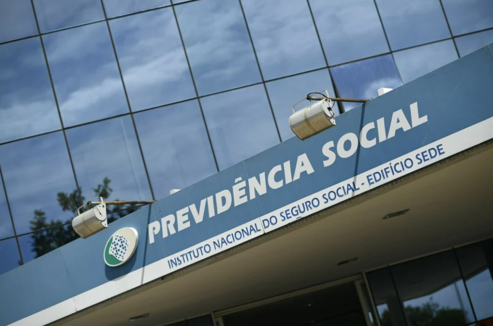 Funcionários da Prefeitura de Vitória ES trabalham em escritório com documentos de processo seletivo.