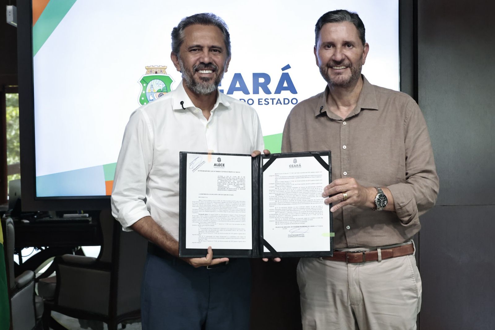 Funcionários da Prefeitura de Vitória ES trabalham em escritório com documentos de processo seletivo.