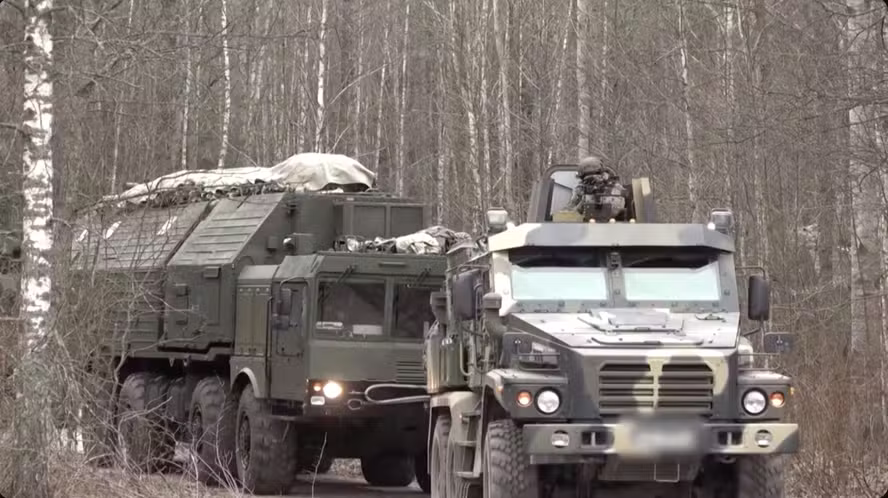 Imagem de um mapa da Rússia com símbolos de explosões nucleares em destaque.
