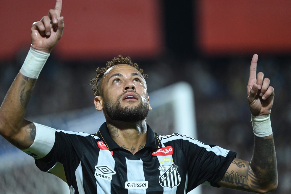 Neymar assina contrato de R$ 30 milhões em 50 minutos após convocação para a Copa do Mundo.