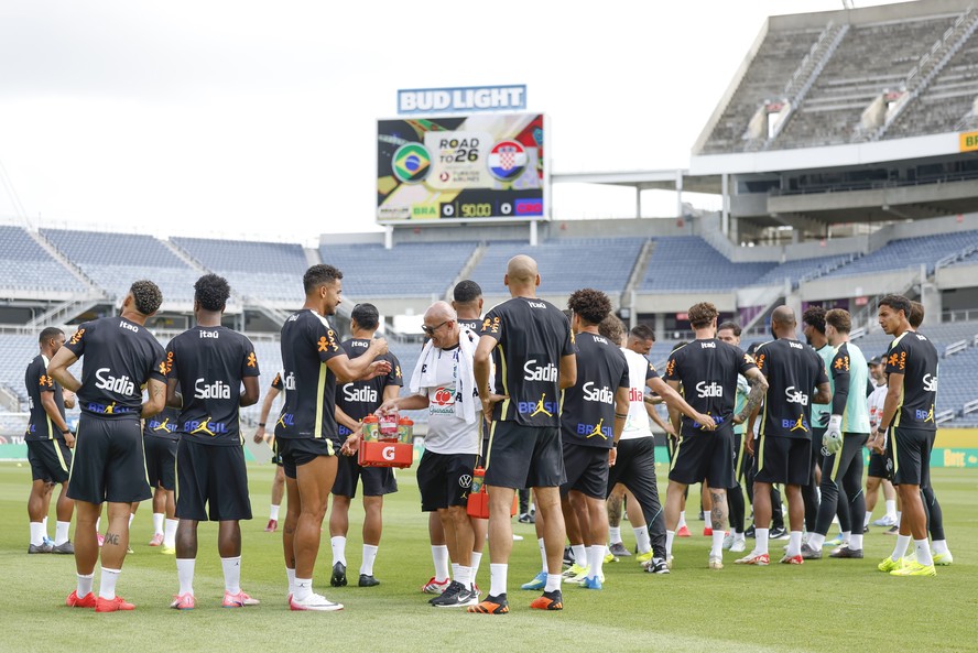 Técnico e jogadores da seleção brasileira em reunião de trabalho.