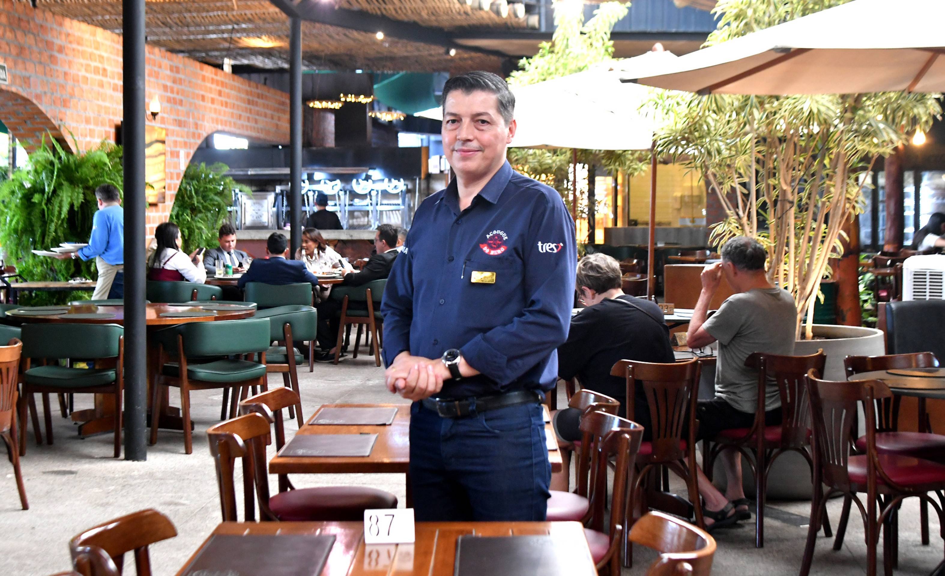 Prefeitos participam de marcha em meio a bares e restaurantes movimentados da capital.