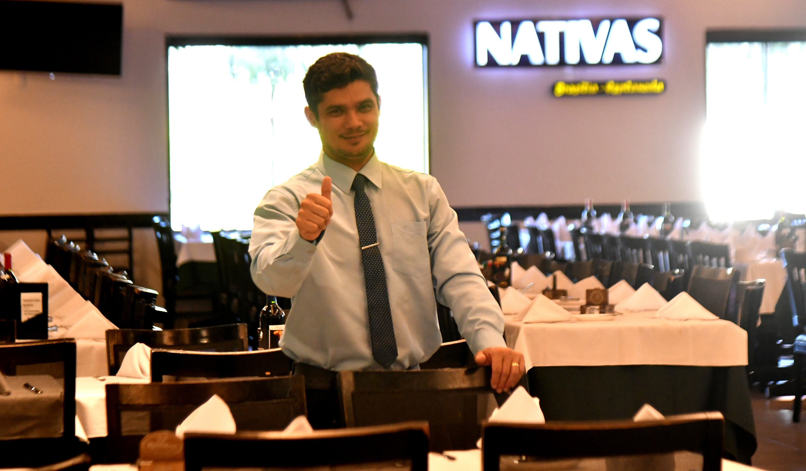 Prefeitos participam de marcha em meio a bares e restaurantes movimentados da capital.