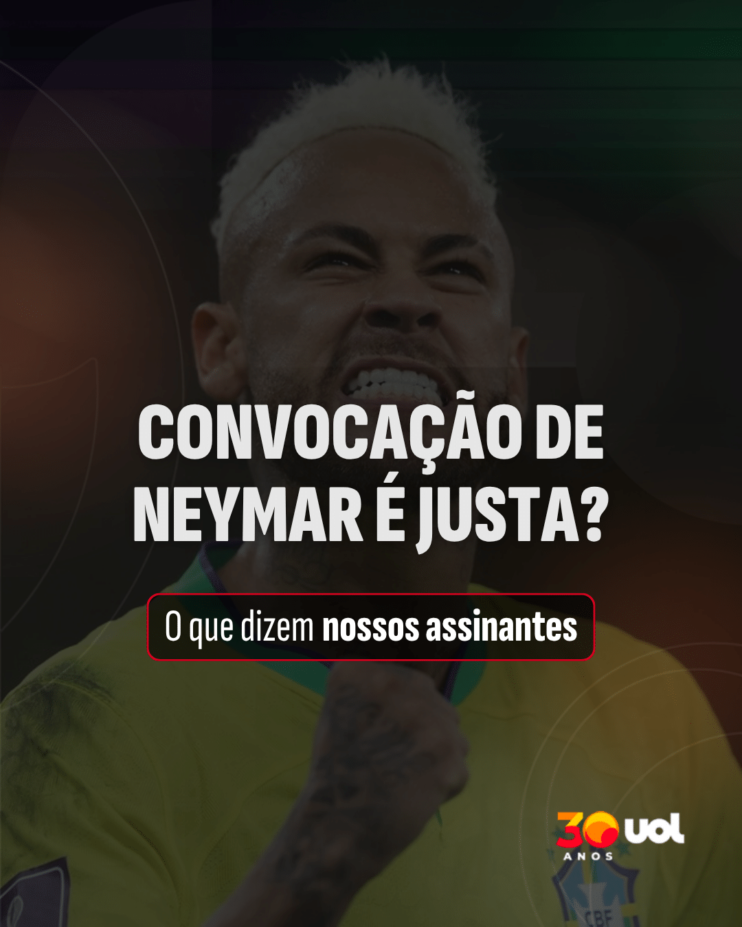 Jogador de futebol João Pedro sentado na bancada, com expressão de desapontamento, ao lado de Carlo Ancelotti.