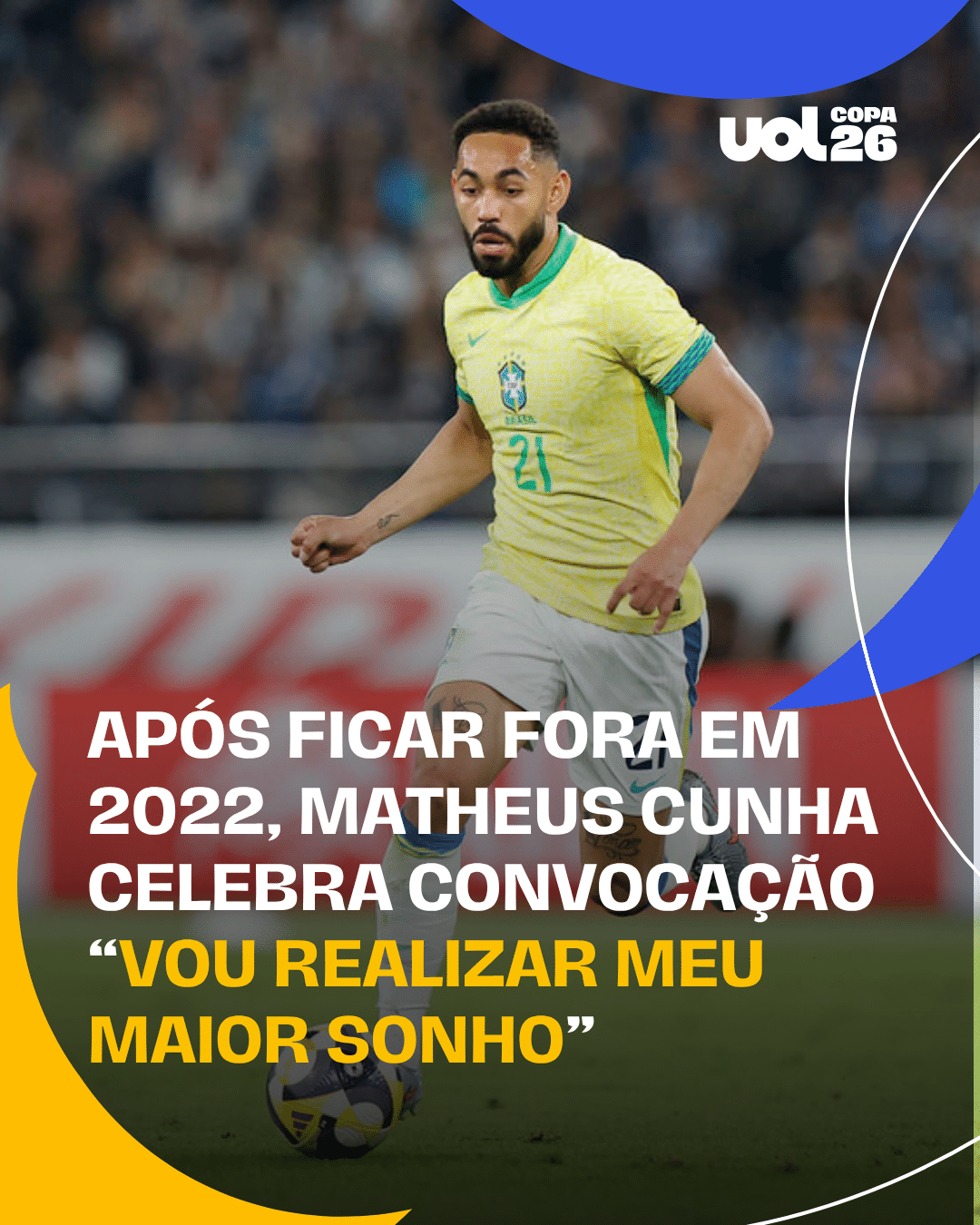 Jogador de futebol João Pedro sentado na bancada, com expressão de desapontamento, ao lado de Carlo Ancelotti.