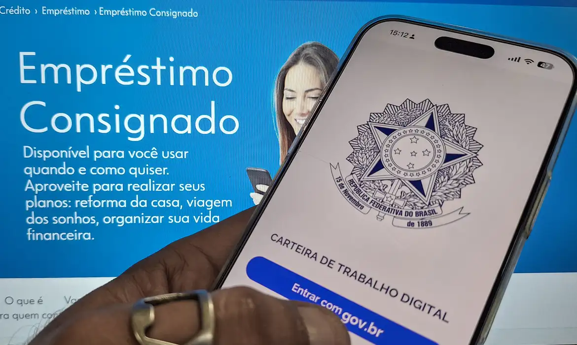 Funcionário do INSS coletando dados biométricos de um trabalhador.