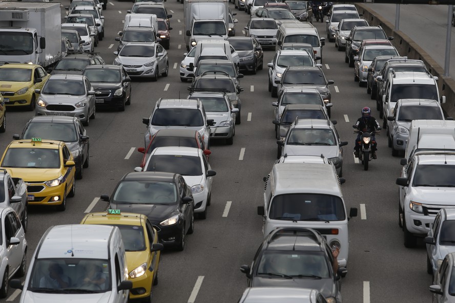 Governo anuncia financiamento especial para taxistas e motoristas de aplicativo em conferência de imprensa.