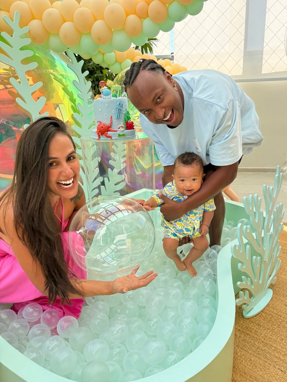Carol Peixinho e Thiaguinho celebram 8 meses do filho com um abraço carinhoso.