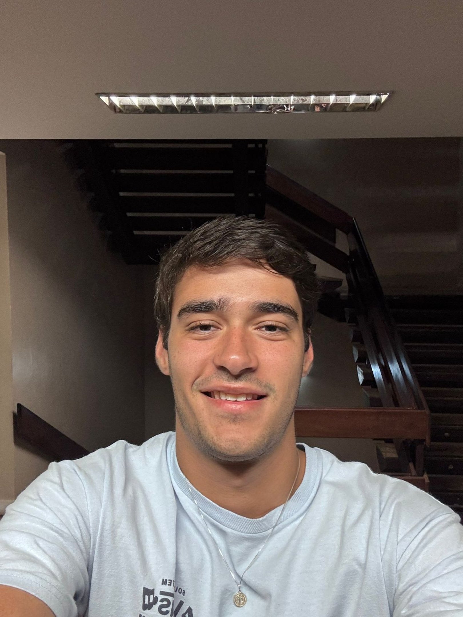 Carlos Alcaraz anuncia sua ausência em Wimbledon devido a lesão, com um tom de decepção em seu rosto.