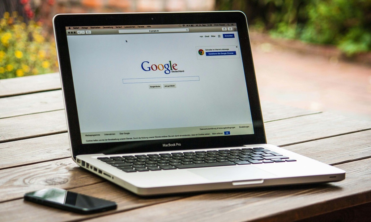 Profissionais trabalhando em computadores para otimizar sites e melhorar visibilidade no Google.