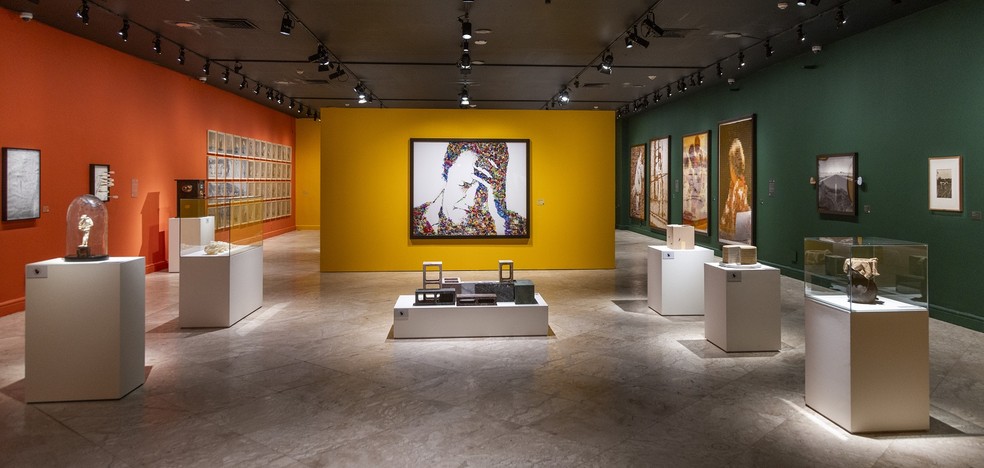 Vik Muniz em frente a uma obra de arte em sua mostra no Rio.