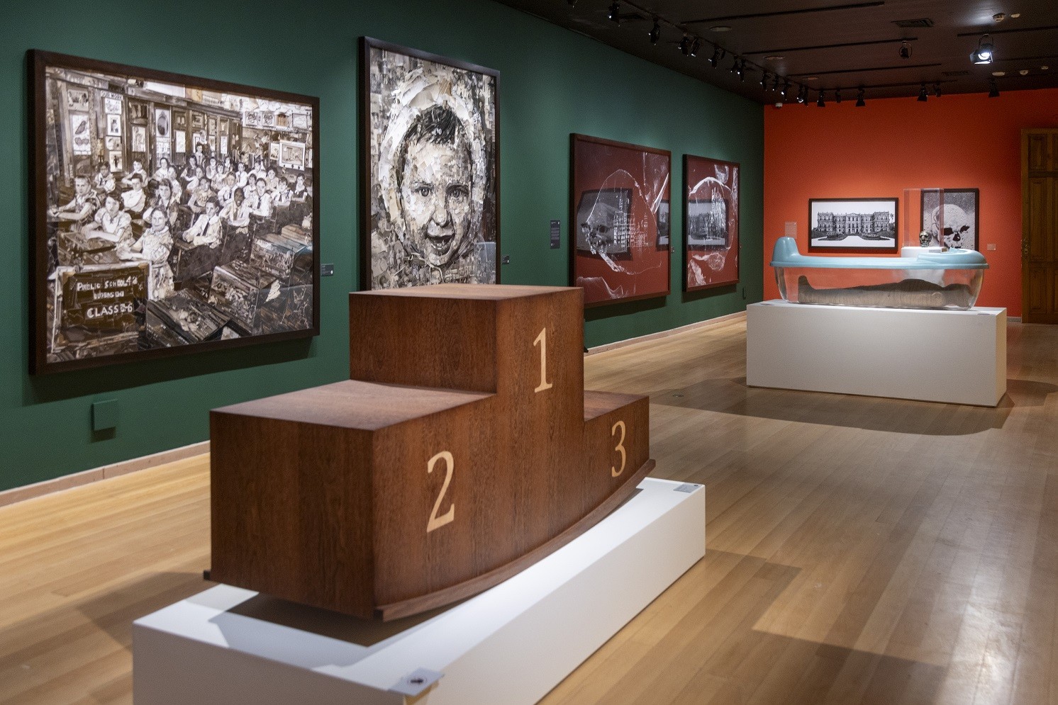 Vik Muniz em frente a uma obra de arte em sua mostra no Rio.