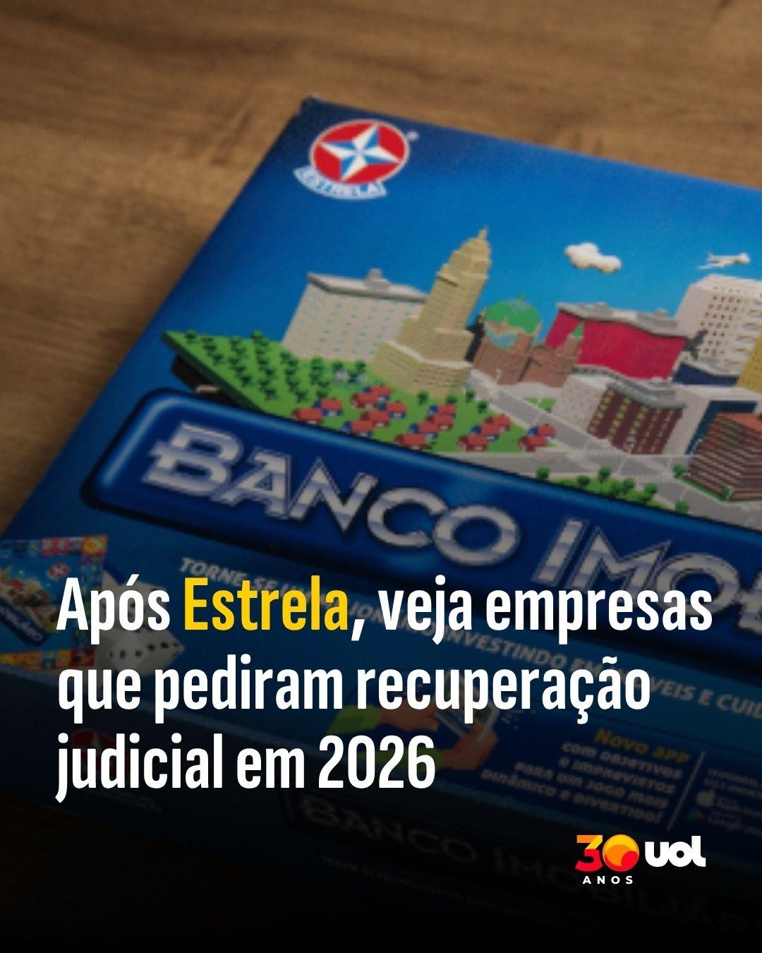 Empresário segurando um brinquedo Estrela em frente a uma porta de um tribunal com uma placa de recuperação judicial.