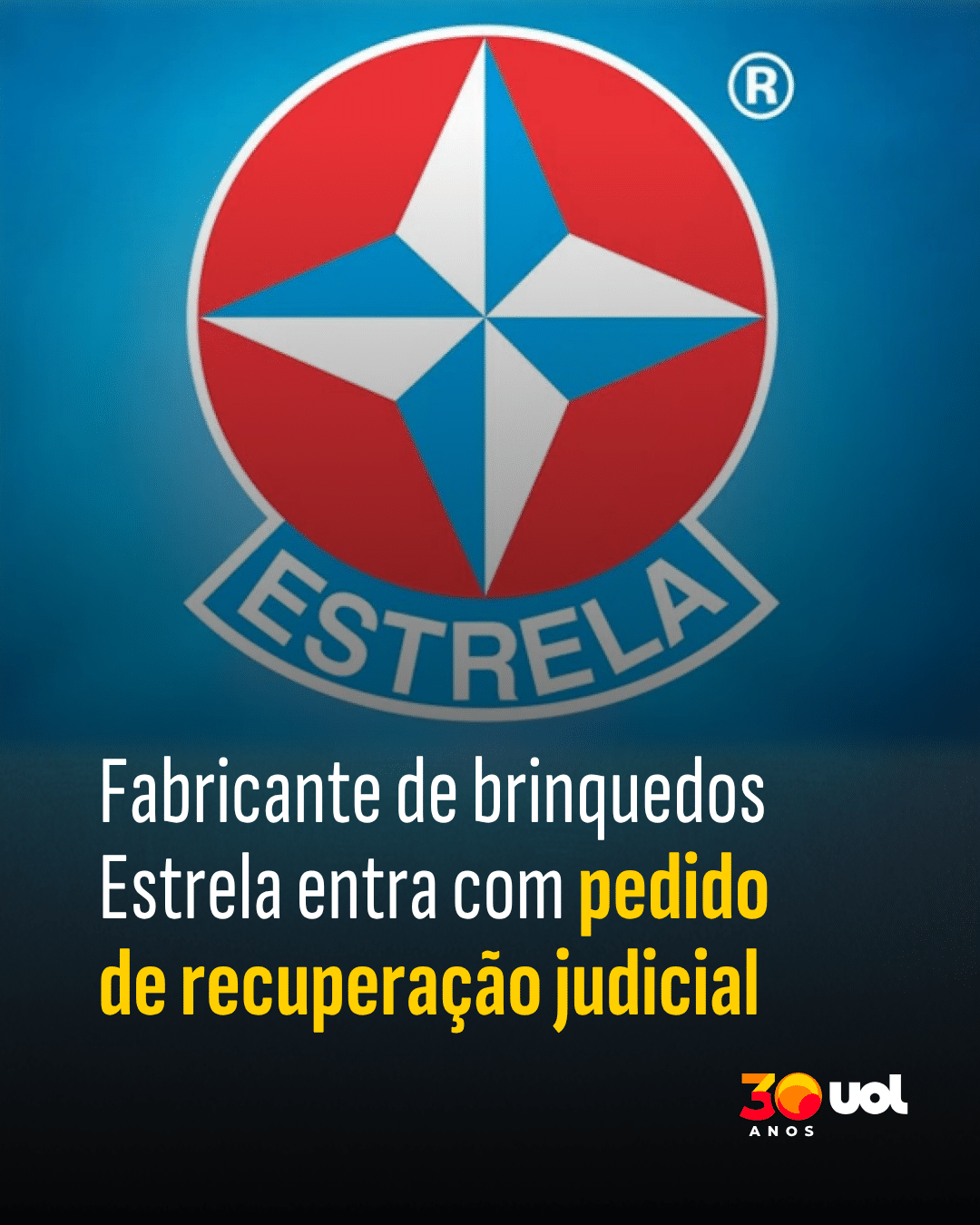 Empresário segurando um brinquedo Estrela em frente a uma porta de um tribunal com uma placa de recuperação judicial.