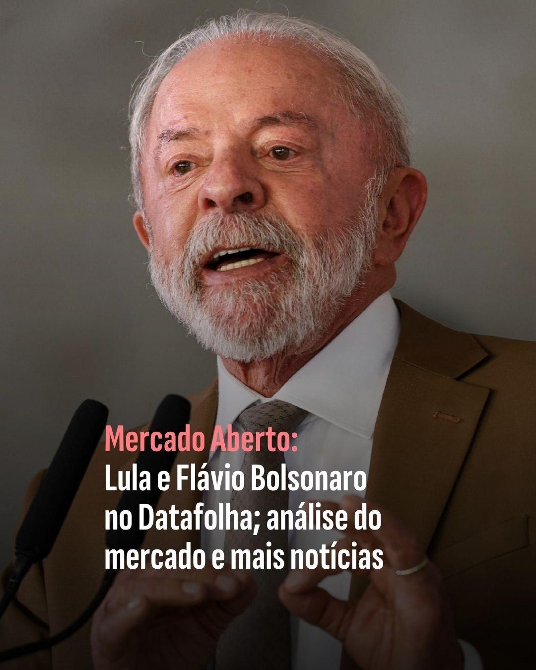 Empresário segurando um brinquedo Estrela em frente a uma porta de um tribunal com uma placa de recuperação judicial.
