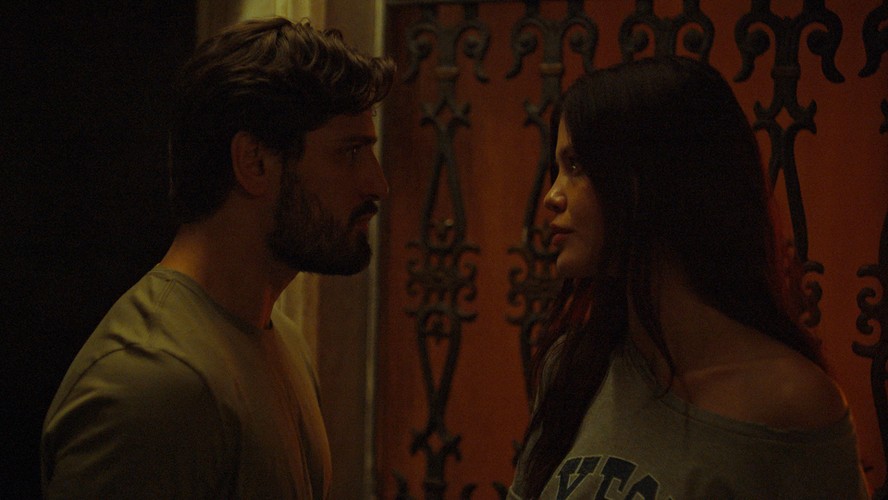 Casal real, Vitória Strada e Daniel Rocha, em cena dramática do suspense
