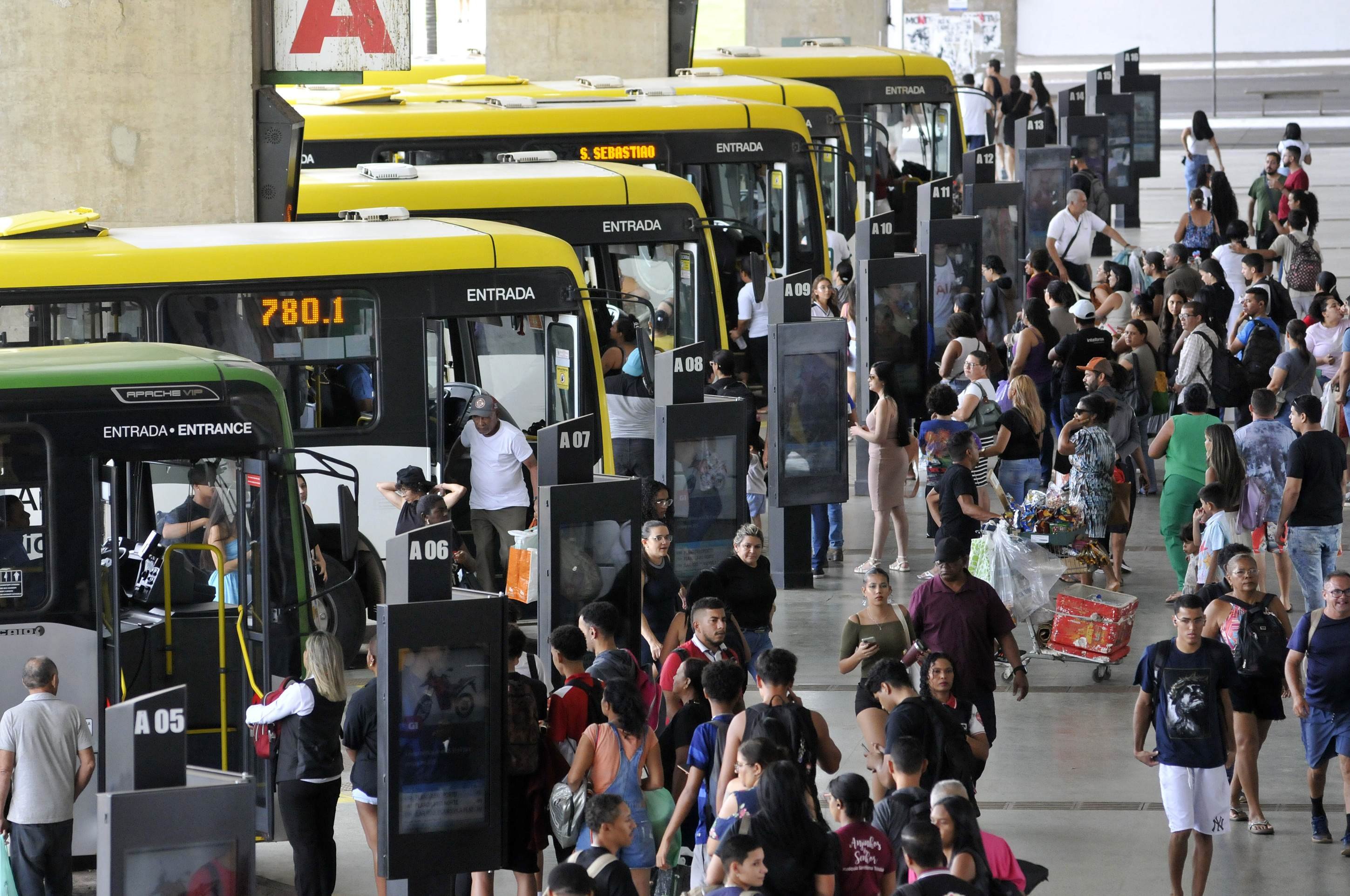 Professores e alunos discutem importância da infraestrutura escolar para o aprendizado.