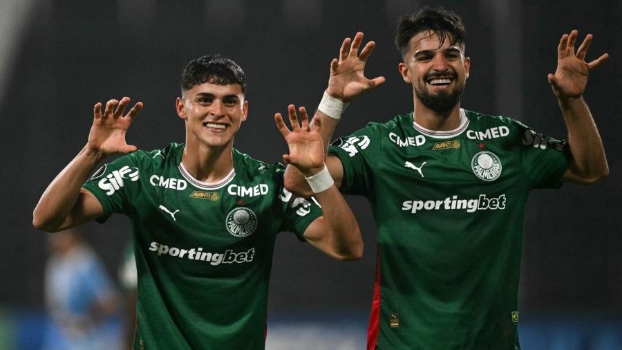 Jogadores de futebol em ação no estádio durante partida da Copa Libertadores entre Palmeiras e Cerro Porteño.