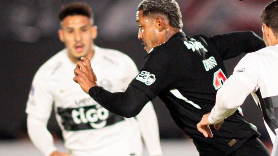 Time do Vasco em desespero após virada para o Olimpia em jogo crucial.