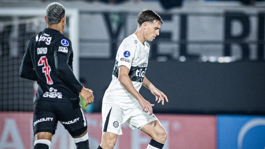 Time do Vasco em desespero após virada para o Olimpia em jogo crucial.