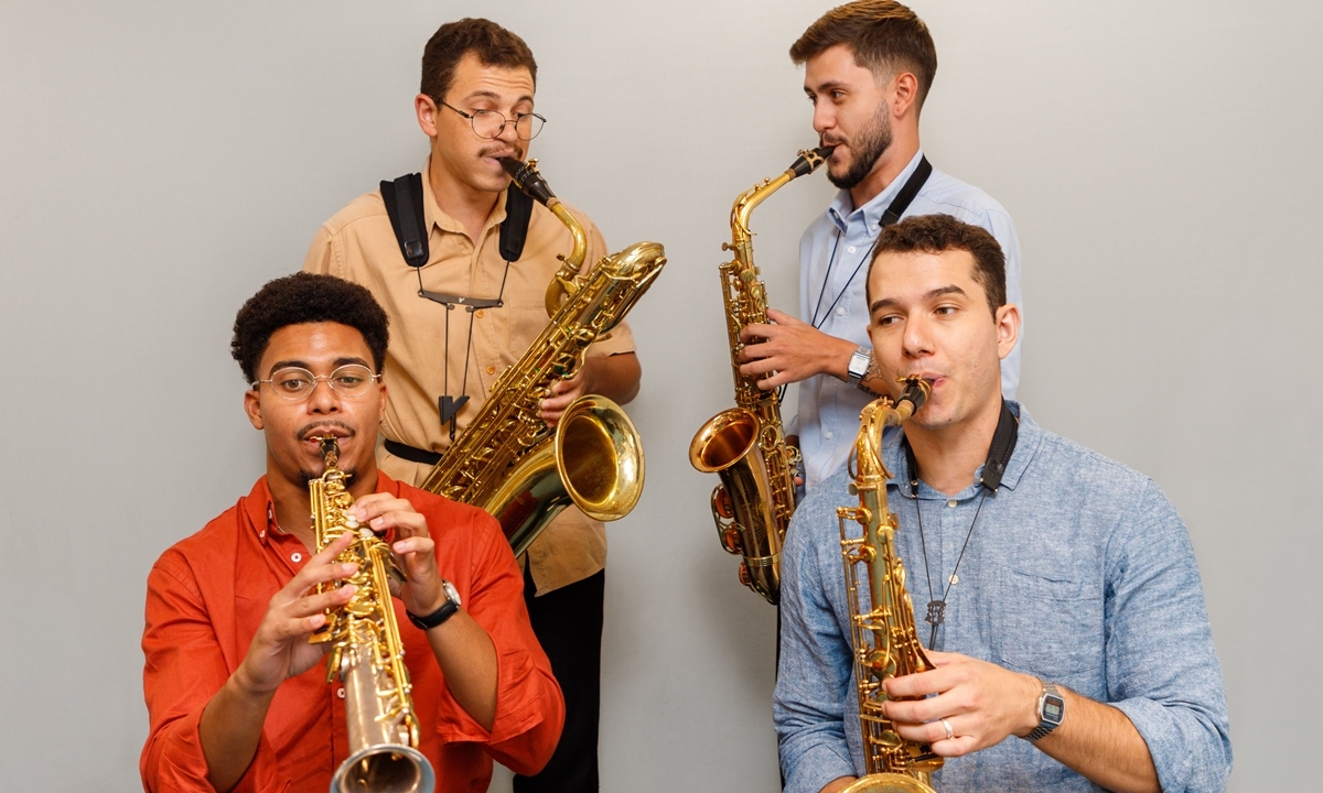 Músicos do Grupo Cia Sax tocando em concerto gratuito em Diadema.