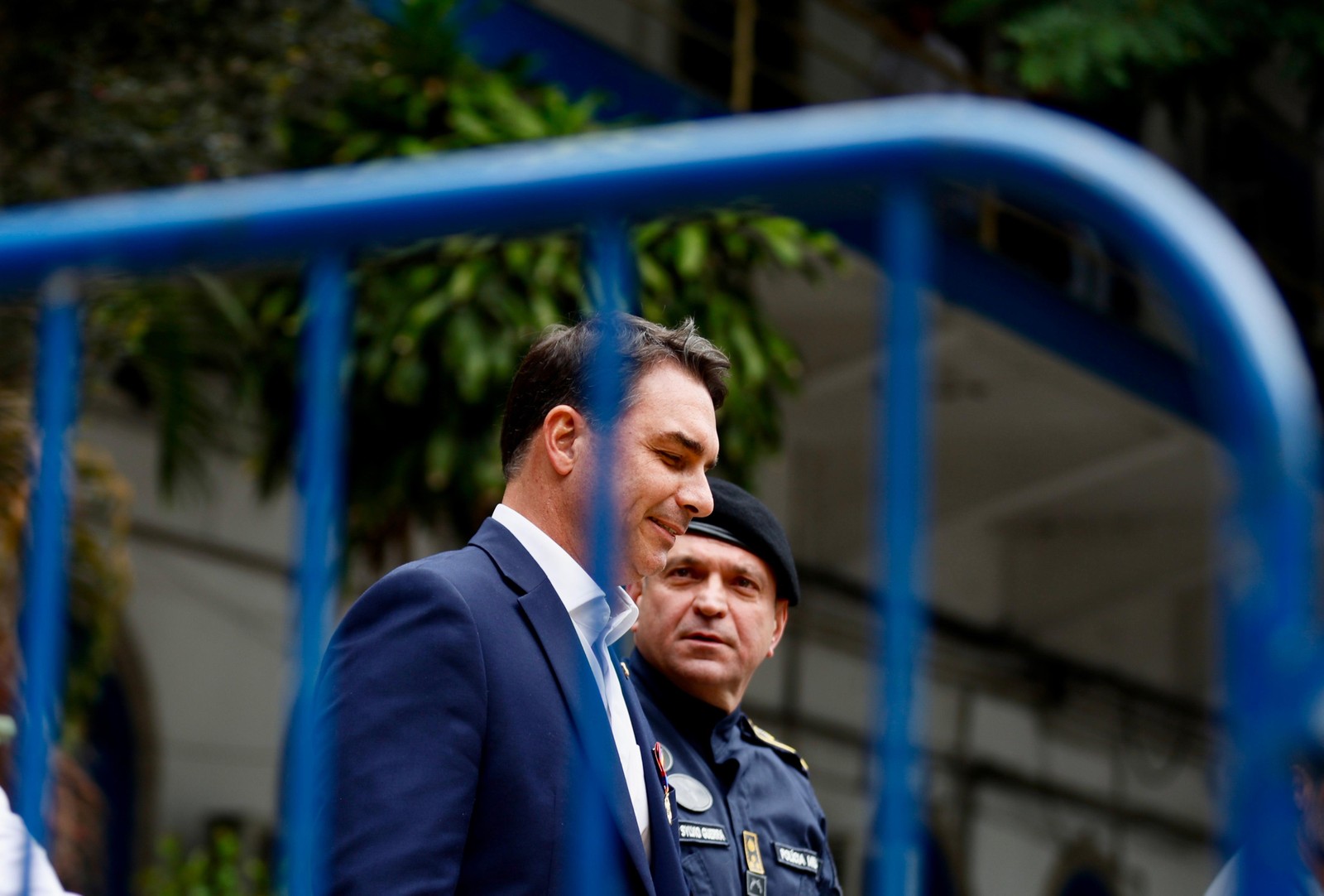 Investigadores do PF examinam documentos ligados à emenda de Flávio Bolsonaro para uma ONG suspeita.