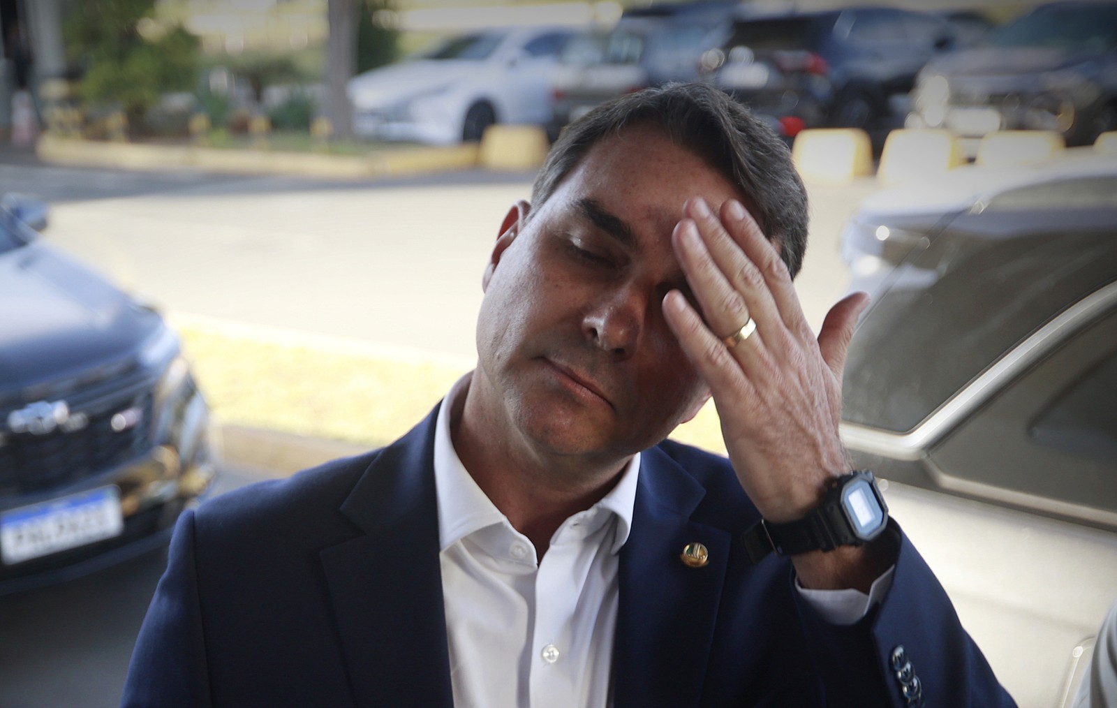 Investigadores do PF examinam documentos ligados à emenda de Flávio Bolsonaro para uma ONG suspeita.