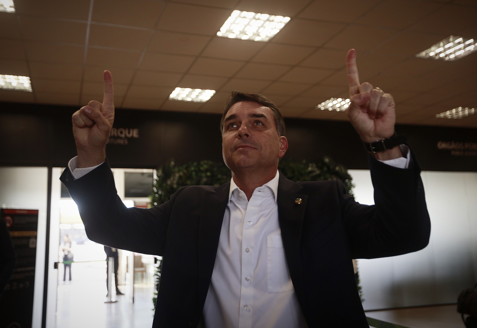 Investigadores do PF examinam documentos ligados à emenda de Flávio Bolsonaro para uma ONG suspeita.