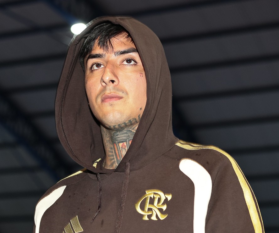 Jogadores do Flamengo em treino, com foco em jogo importante contra o Palmeiras.