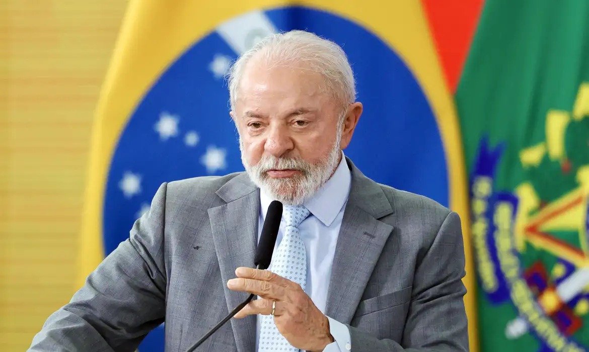 Políticos reunidos em torno de uma mesa, analisando documentos e discutindo implicações de uma decisão política.