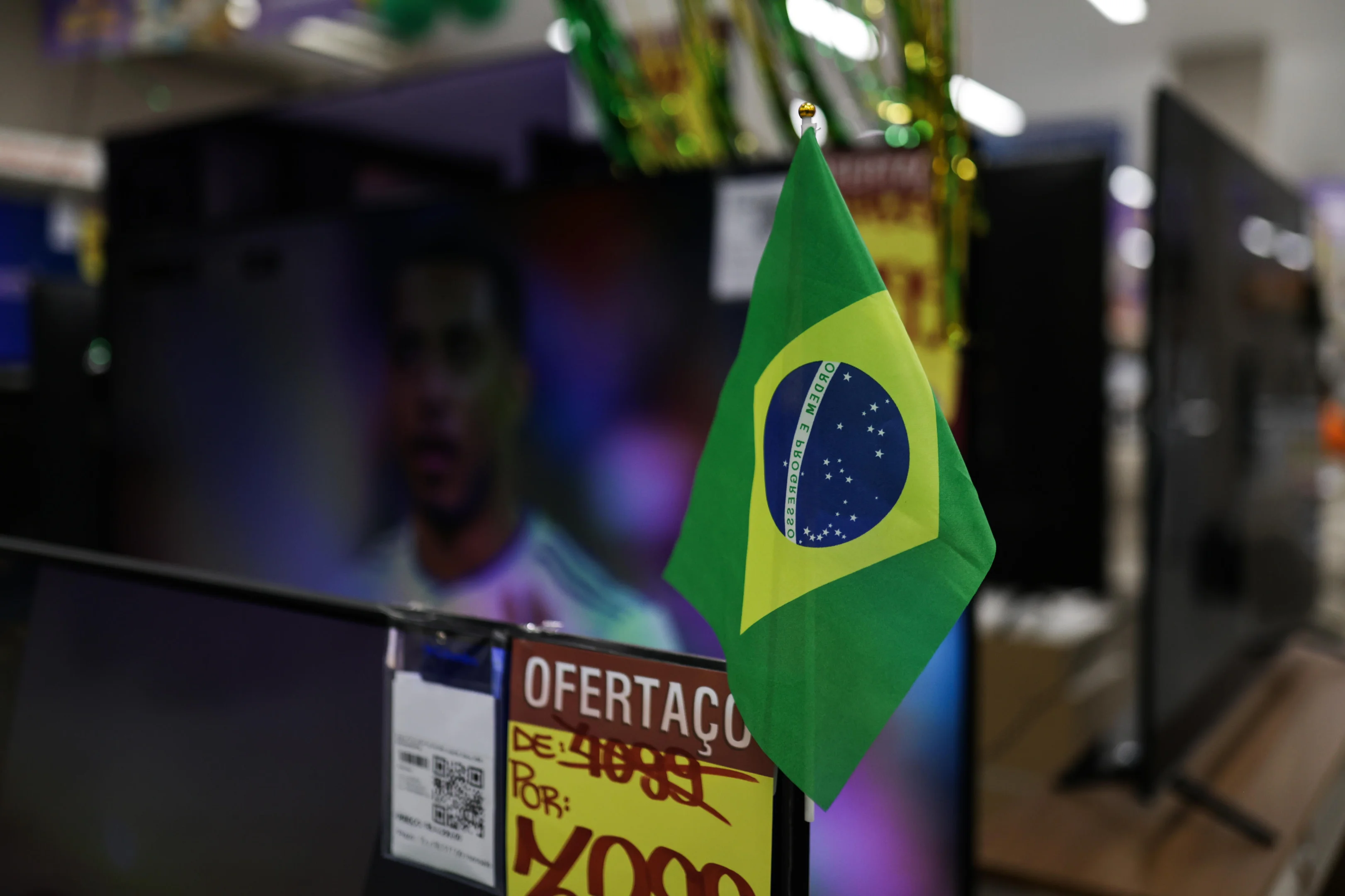 Público assiste a transmissão de uma partida de futebol na Copa do Mundo 2026 em uma sala com tela grande.