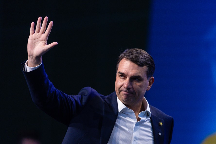 Político Flávio em meio a desgaste e mudanças na equipe de campanha.