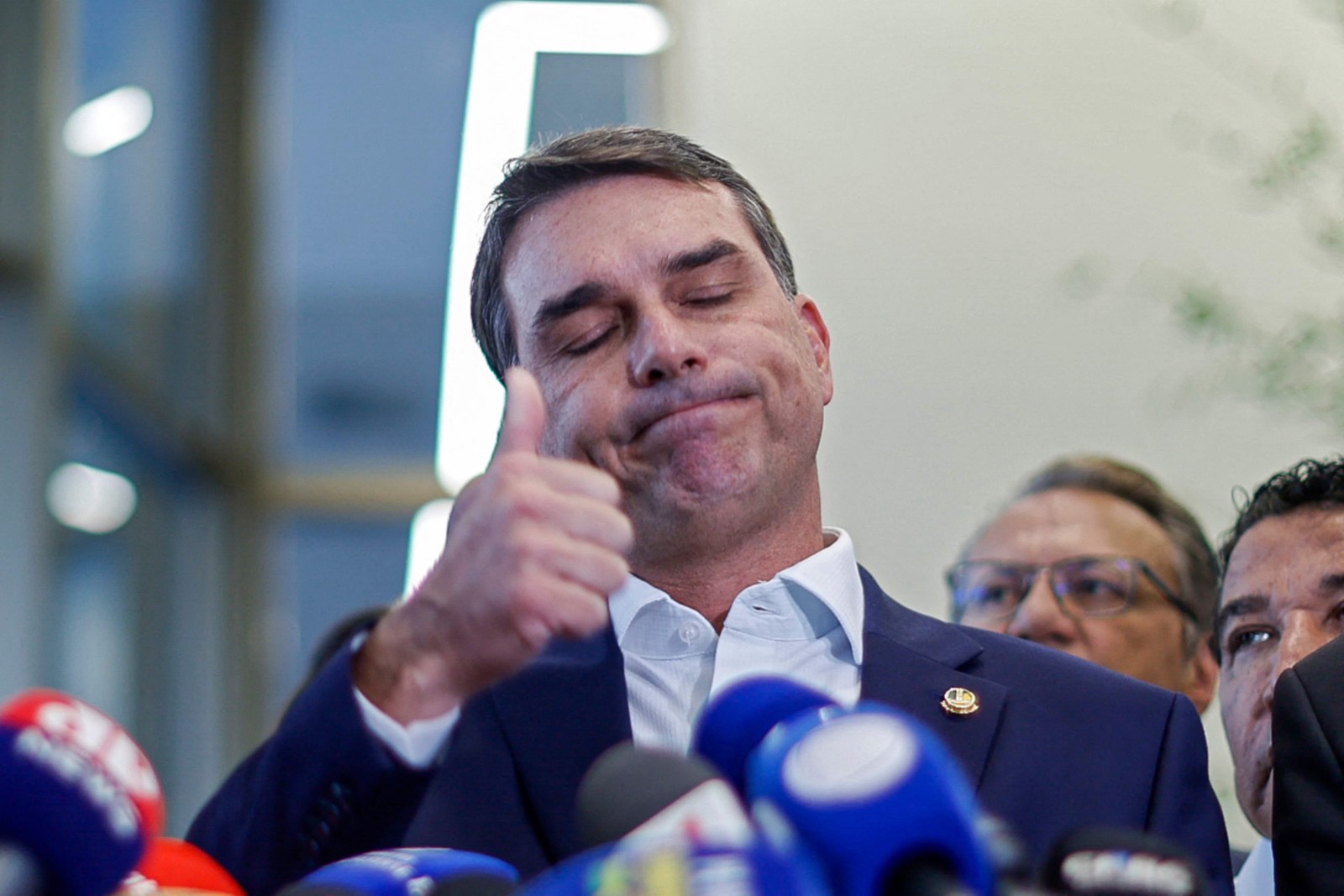 Político Flávio em meio a desgaste e mudanças na equipe de campanha.