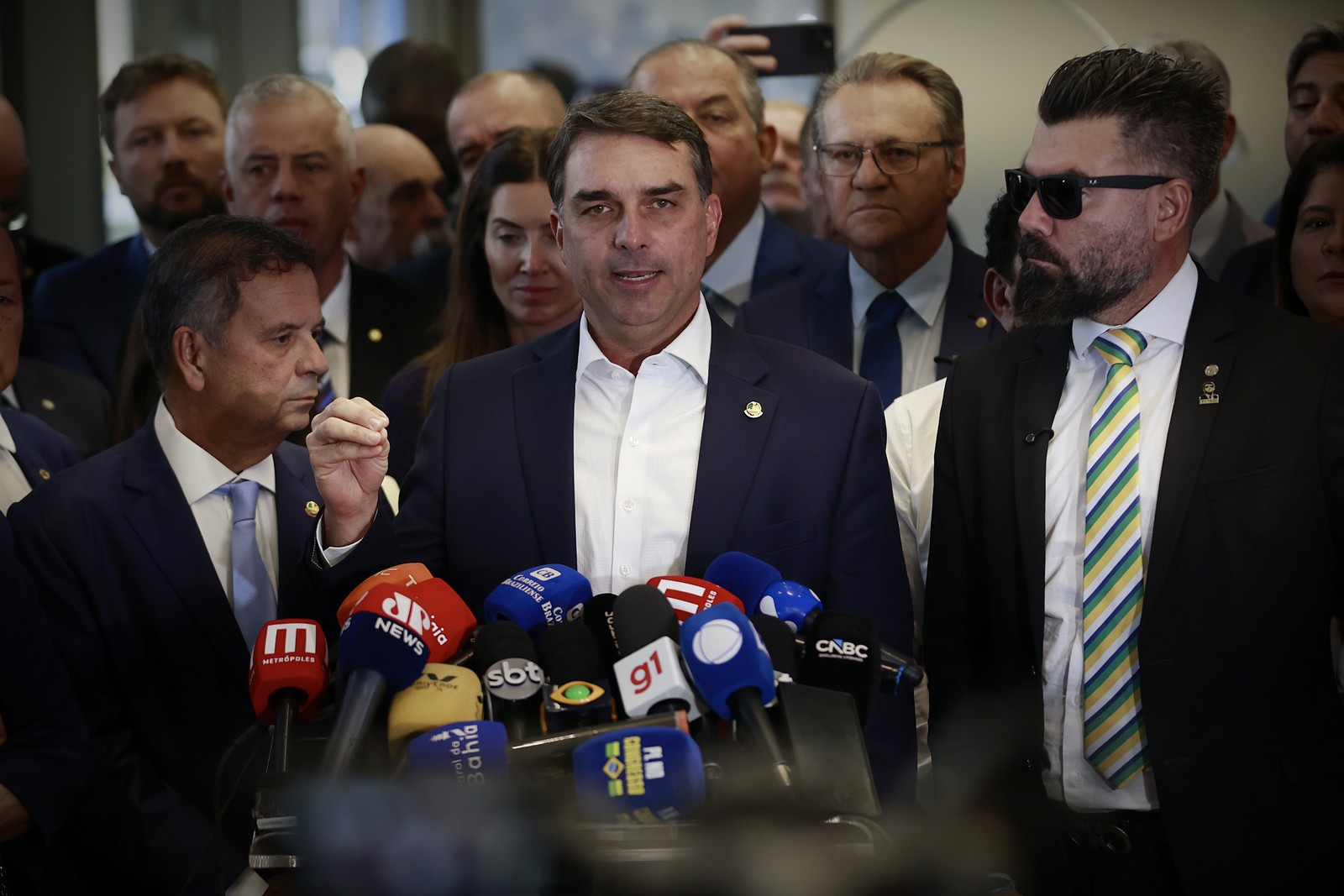 Político Flávio em meio a desgaste e mudanças na equipe de campanha.