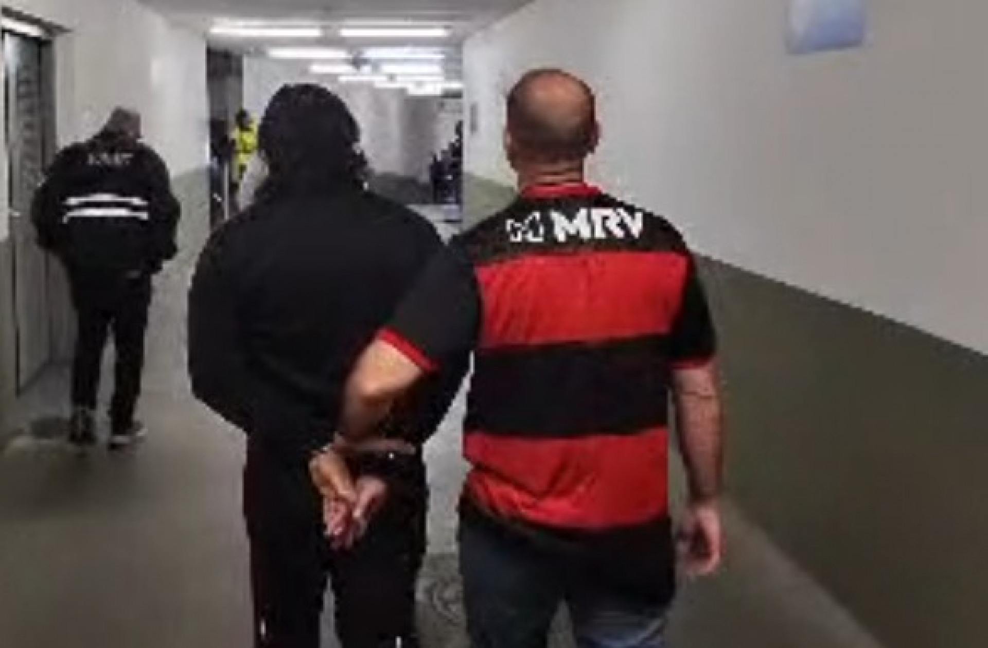 Polícia prende líder do Comando Vermelho em operação no Maracanã.