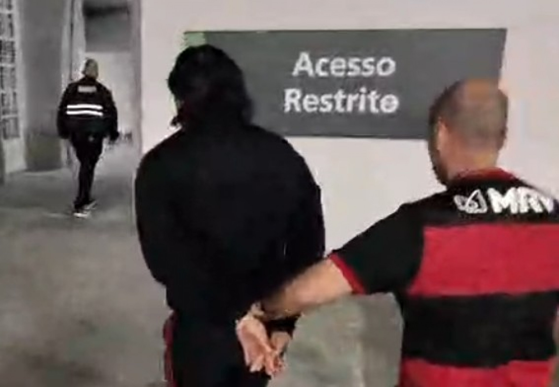Polícia prende líder do Comando Vermelho em operação no Maracanã.