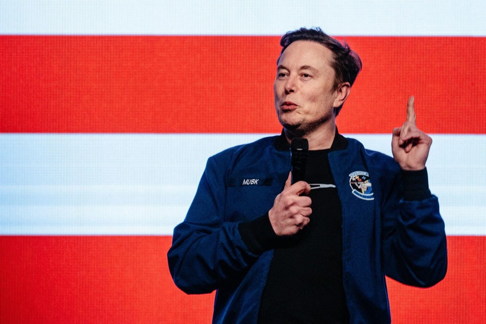 Homem de negócios Elon Musk em reunião de negócios com investidores.