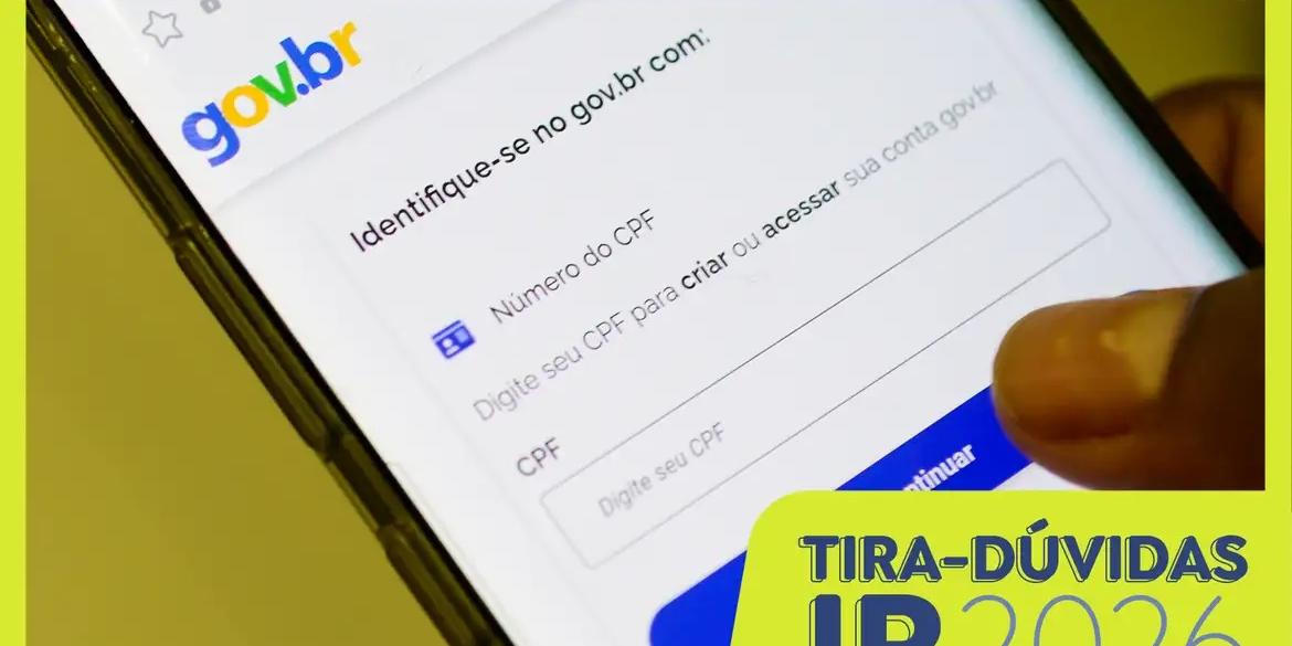 Pessoa sentada à mesa de escritório, revisando declaração de Imposto de Renda com expressão de preocupação.