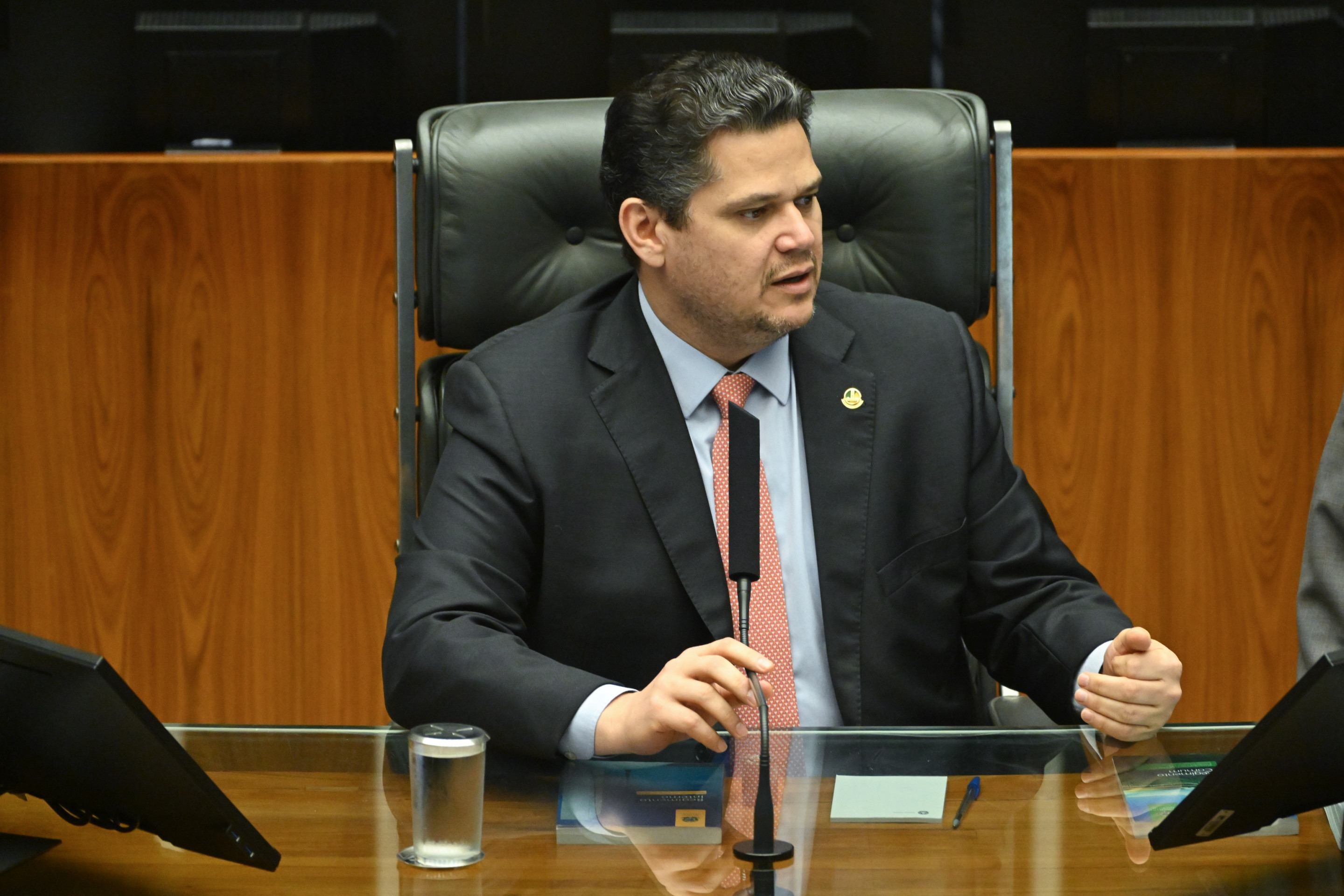 Mario Frias viaja para articular encontro de Trump e Flávio sem aval de Motta.