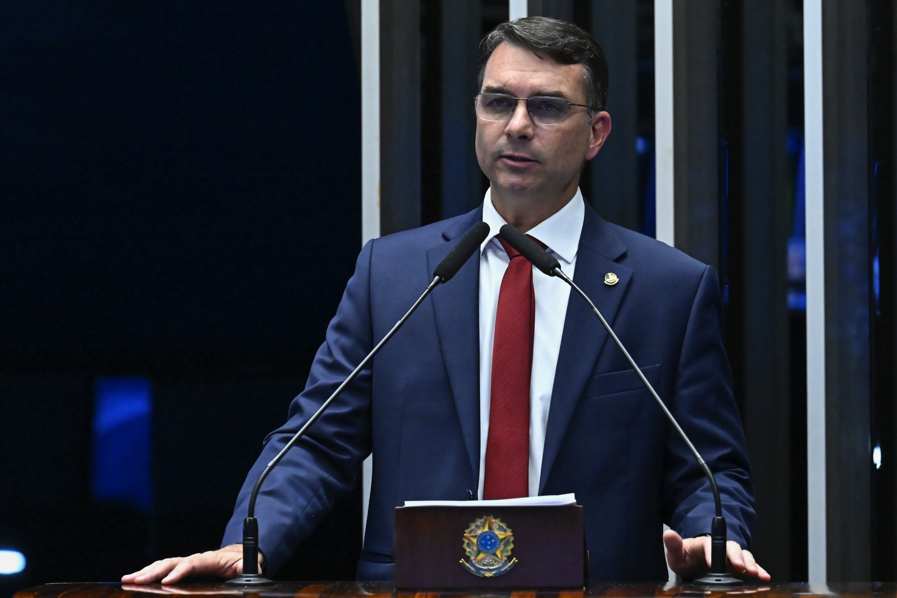 Mario Frias viaja para articular encontro de Trump e Flávio sem aval de Motta.