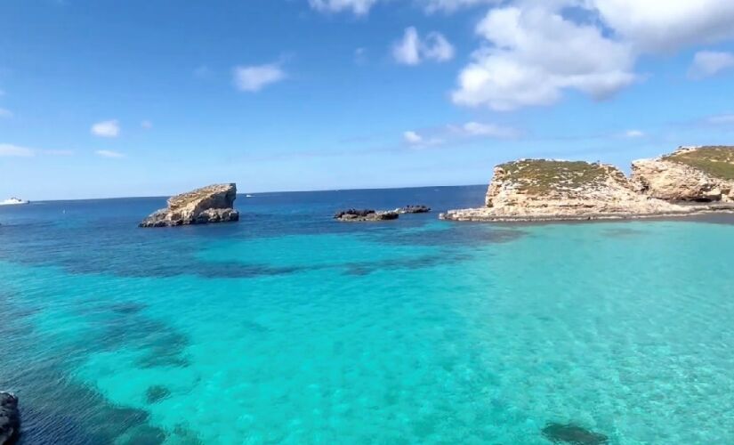 Ilhas misteriosas com praias paradisíacas e ruínas antigas ao fundo.
