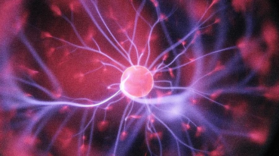 Cientistas em laboratório, cercados por equipamentos de computador, analisam dados de um estudo quântico.