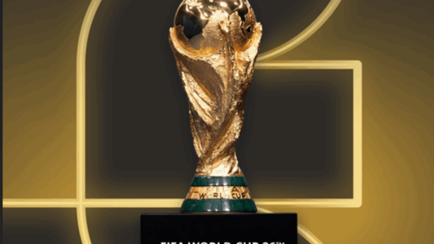 Jornalista lê nota de imprensa da Netflix sobre direitos de transmissão da Copa de 2030.