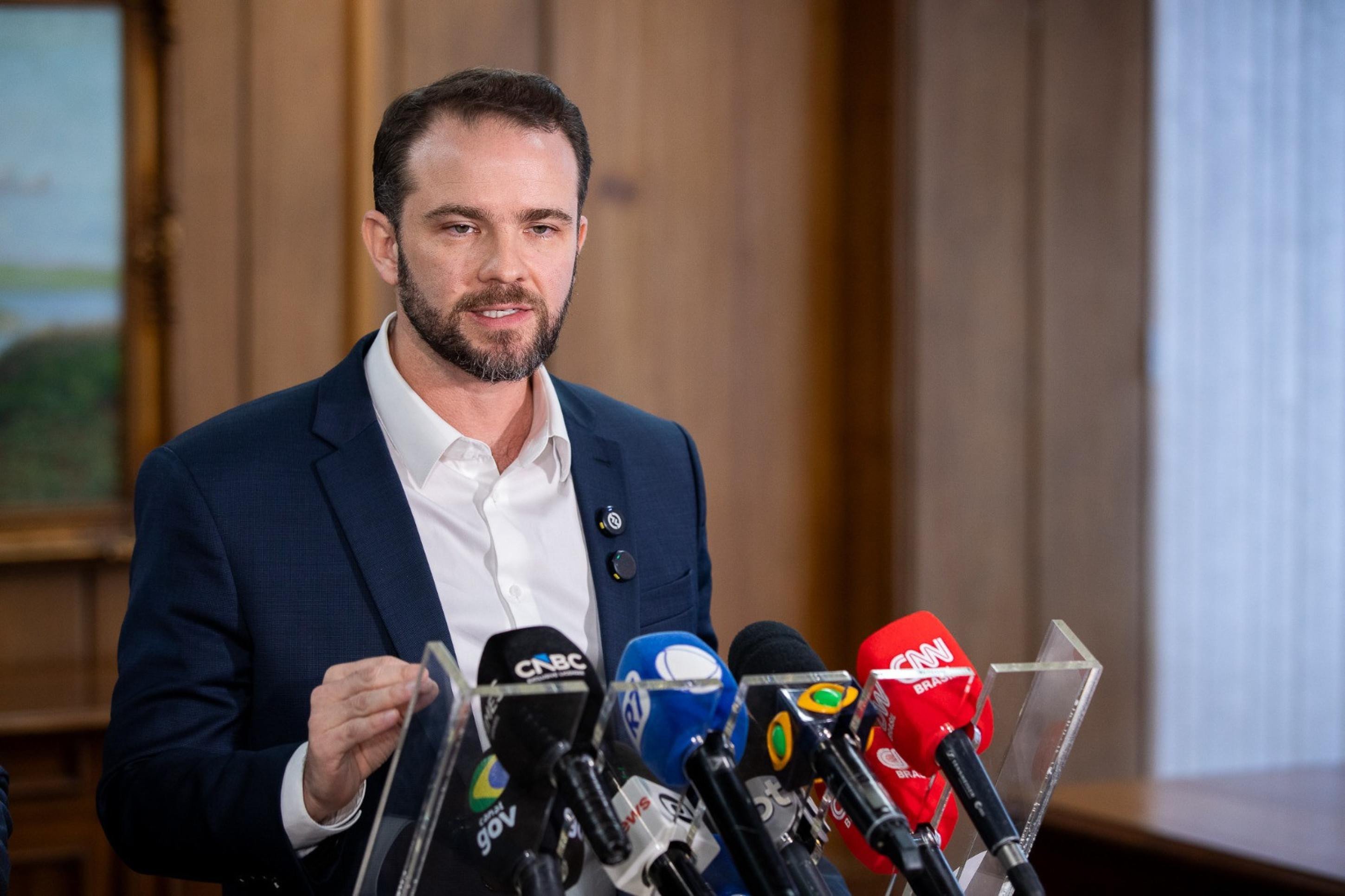 Relator alerta sobre escassez de auditores fiscais em auditoria.
