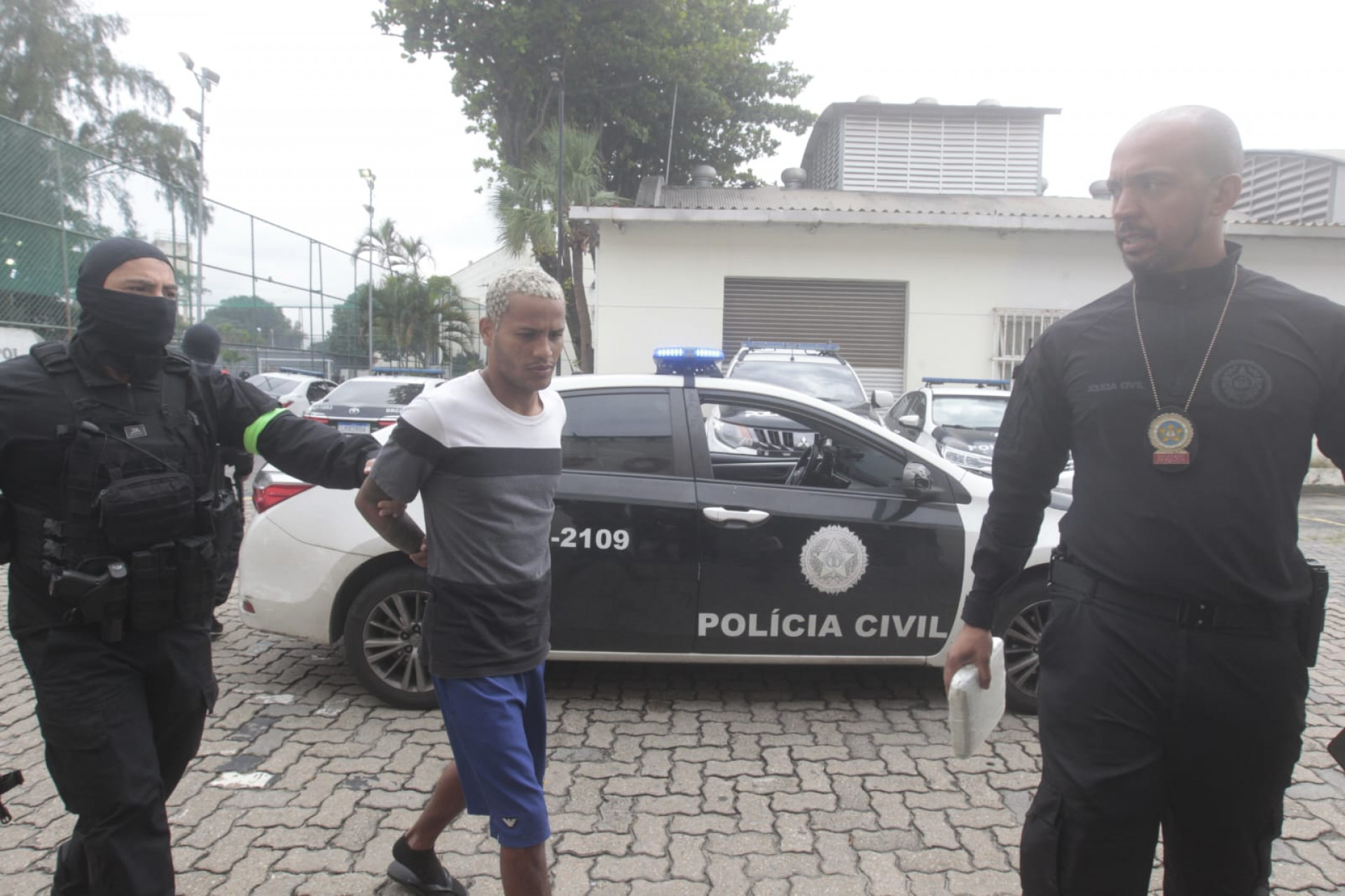 Agentes de segurança cercam suspeitos do Comando Vermelho em operação no Complexo do Lins.