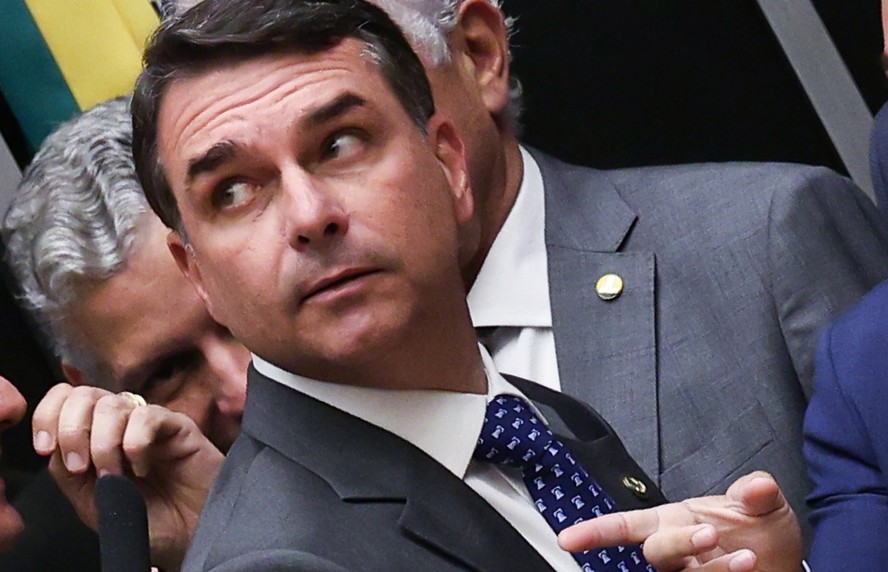 Político Flávio Bolsonaro conversa com novo marqueteiro após mudança de estratégia.
