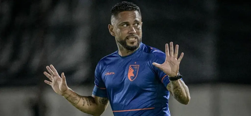Técnico Jordan no banco, treinador da equipe de Santa Catarina em jogo da Série D.