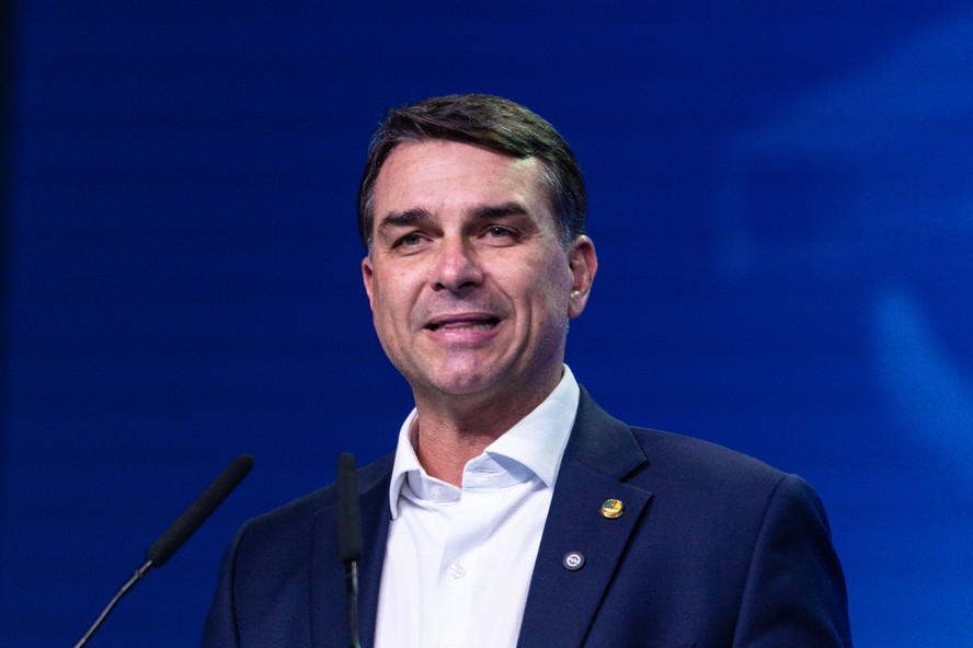 Políticos brasileiros se reúnem em torno de dados estatísticos em um ambiente de notícia jornalística.